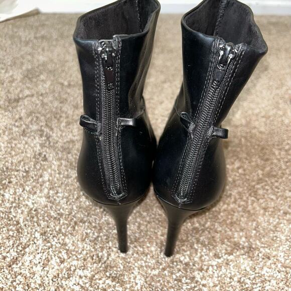 BCBGMAXAZRIA black bootie heeled boots ankle SZ 10 back zip up pointed toe - Picture 2 of 6